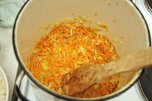 Обжареная морковь с луком