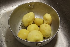 Почистить картошку и лук