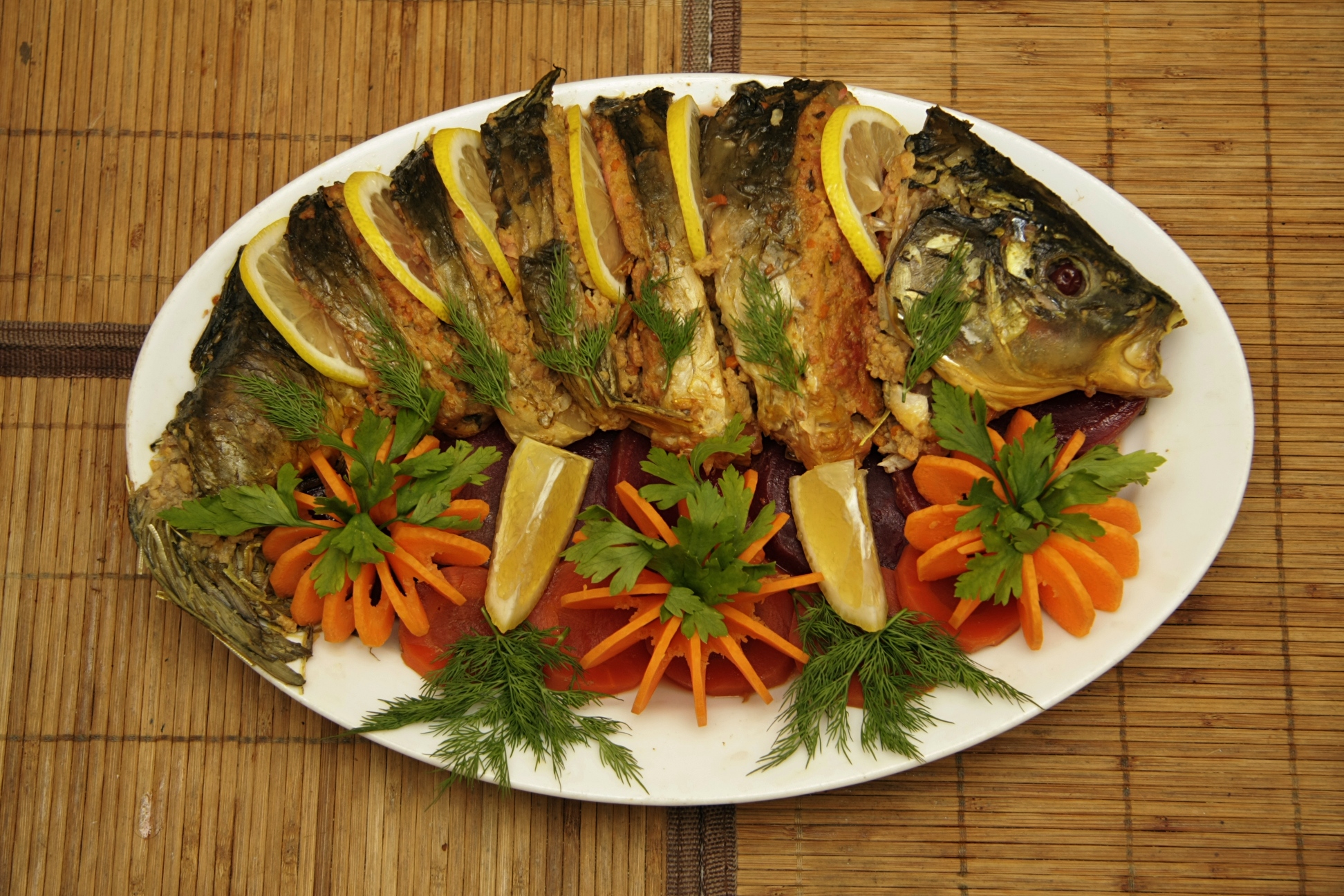 Карп запеченный с овощами. Фаршированная рыба "гефилте Фиш". Гефилте-Фиш (фаршированная рыба) ТТК. Фаршированная щука "гефилте Фиш". Фаршированная рыба Карп по-еврейски.